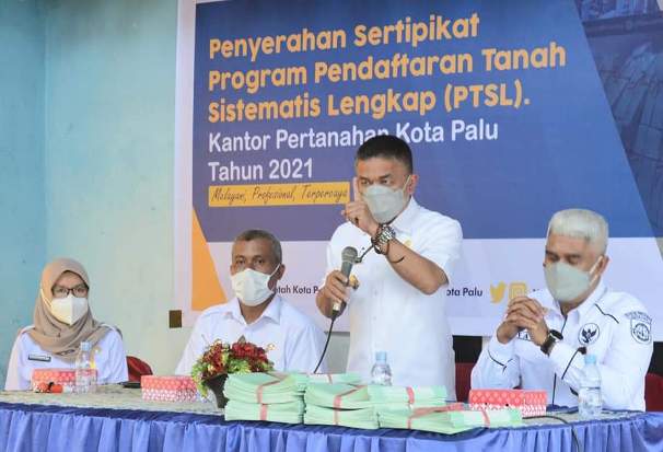 Wali Kota Hadianto Menyerahkan...