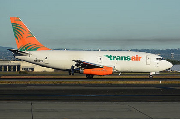 Pesawat Kargo Transair...