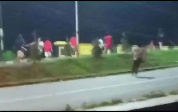 Hujan Batu dan Botol...