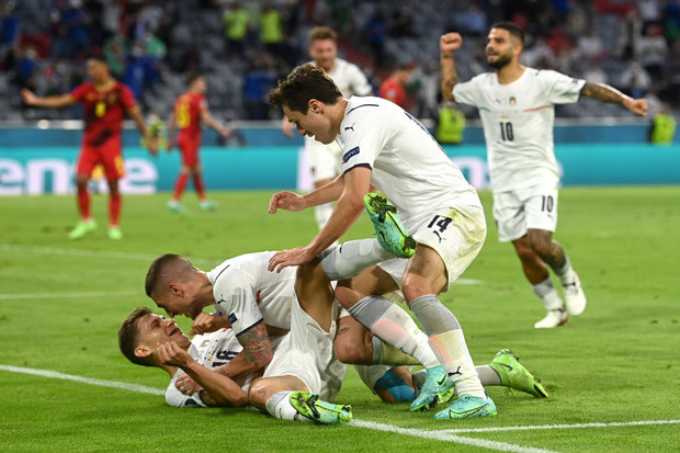 Italia Unggul 2-1 di...