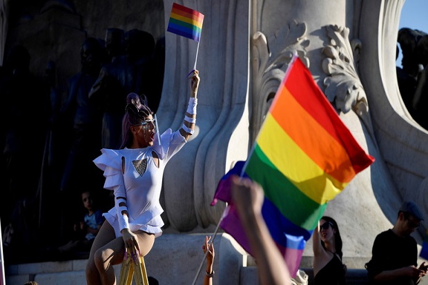 Diminta Hormati LGBT...