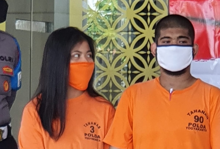 Sepasang Kekasih di...