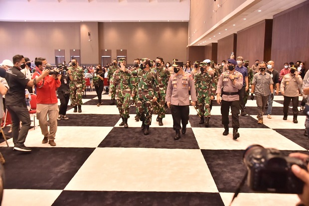 Tinjau Vaksinasi, Panglima...