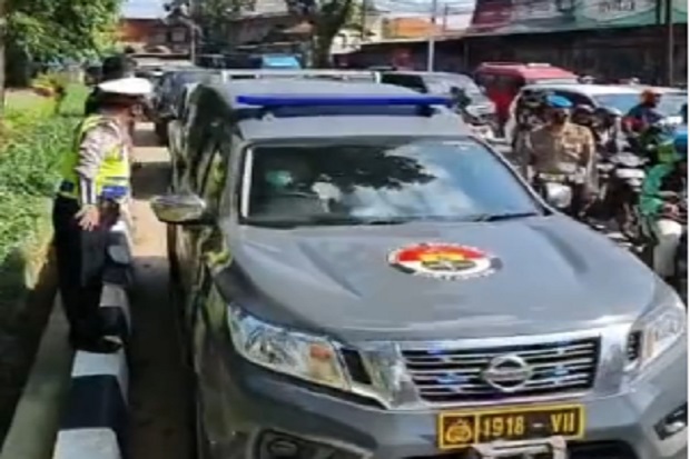 Dihalau Puluhan Aparat,...