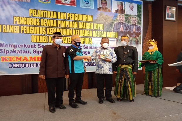 Hadiri Pelantikan KKDB...
