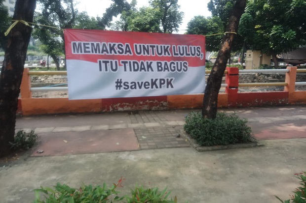 Dukung KPK, Spanduk...