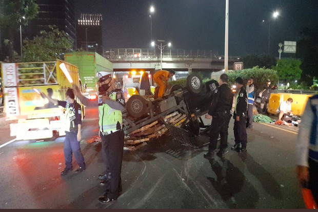 Mobil Pikap Terguling...