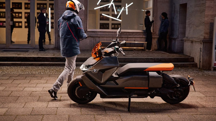 BMW CE 04 Skuter Listrik...