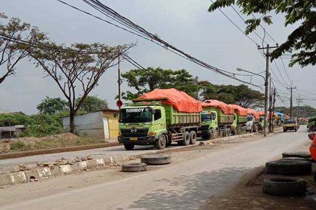 Operasional Truk Tanah...