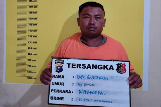 Pura-pura Menolong saat...