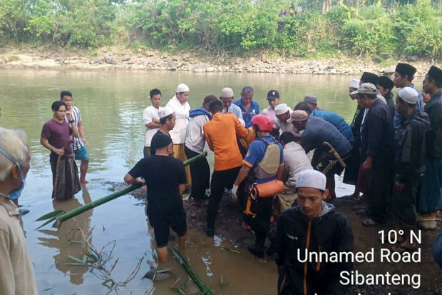 Asyik Mandi di Sungai...