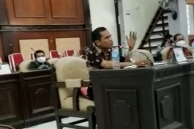 Sikka Gempar, Sekretaris...