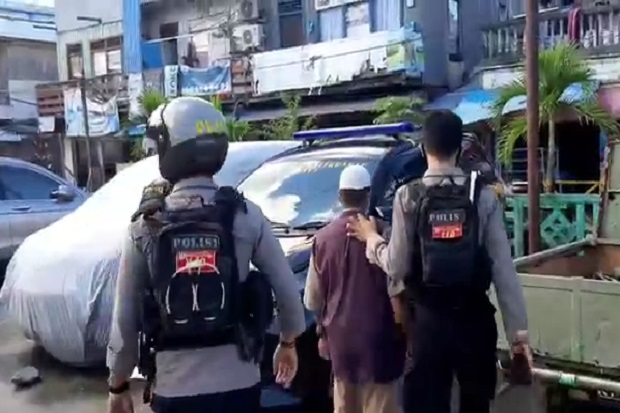 Kakek Cabul Remas Payudara...