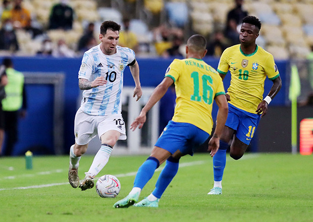 Argentina Angkat Trofi...