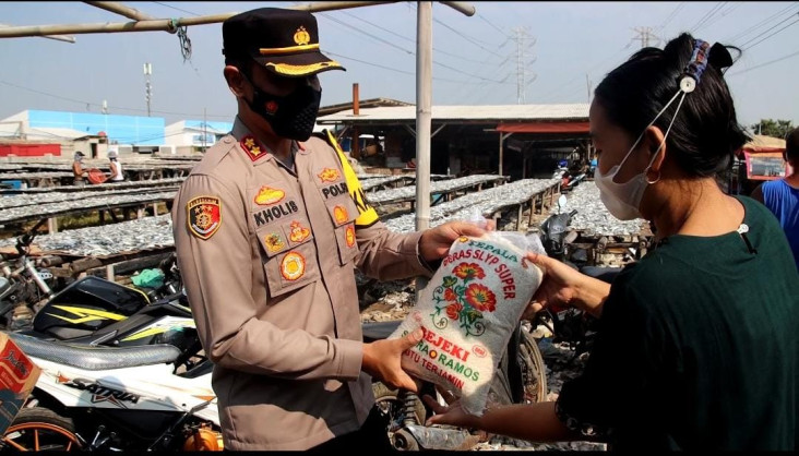 Salurkan Ratusan Paket...