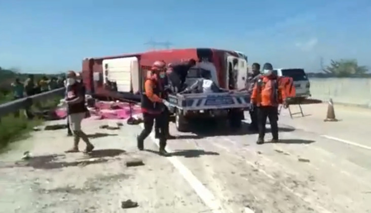 Kecelakaan Bus dan Truk...