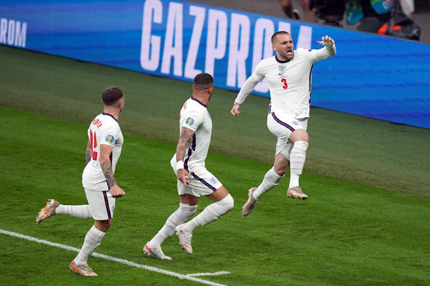 Luke Shaw Cetak Gol...