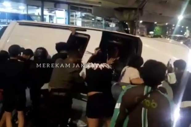 Mitsubishi Pajero Putih...