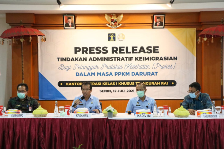 Tiga WNA Pelanggar PPKM...