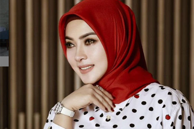 Syahrini Pakai Baju...