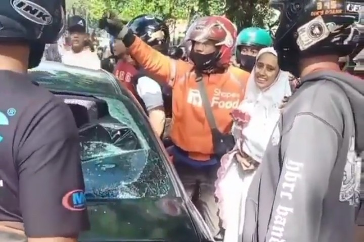 Viral! Vios Hitam Tabrak...