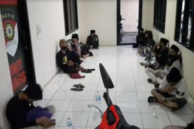 Rusak 3 Mobil Polisi,...