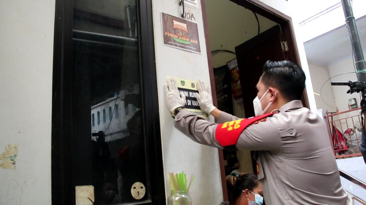 Polisi Tempelkan Stiker...