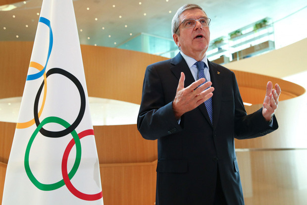 Presiden IOC Puji Panpel...