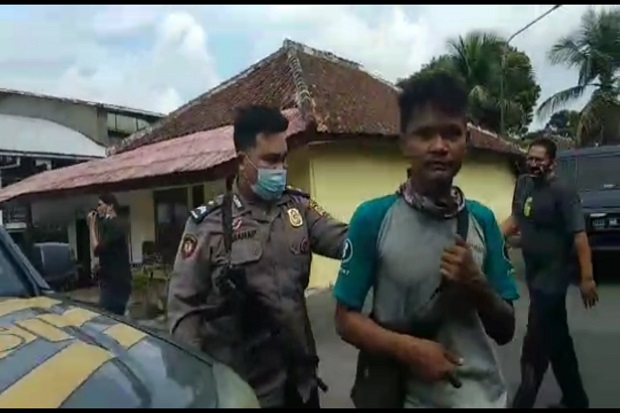 Pemuda Penjual Pempek...