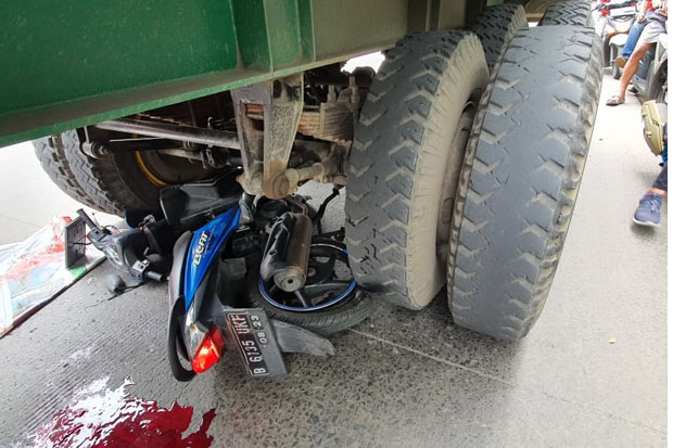 Ditabrak Truk Trailer,...