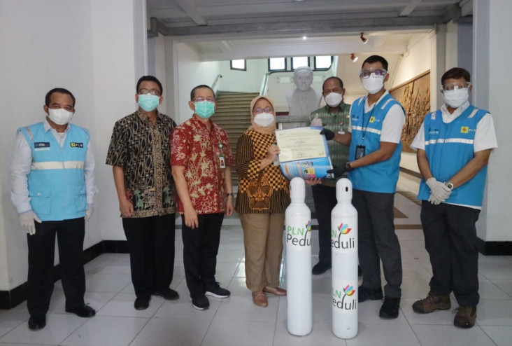PLN Salurkan Bantuan...