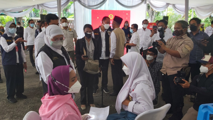 Pelajar Ikut Vaksinasi,...