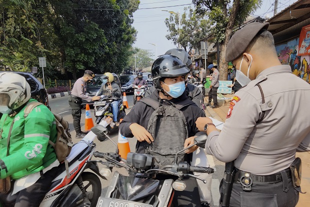 Pekerja Sektor Esensial...
