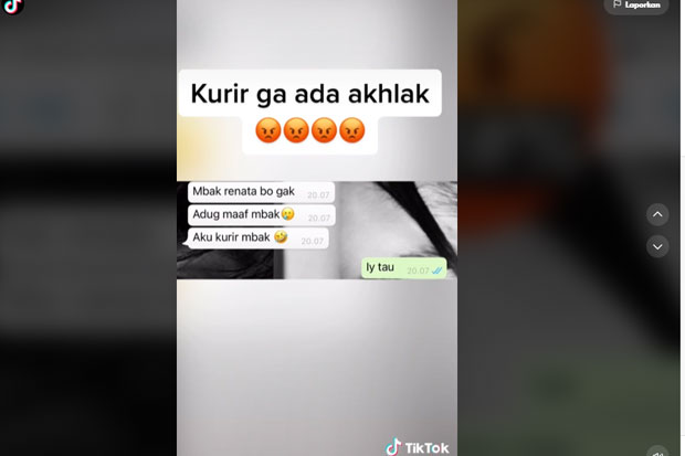 Usai Terima Paket, Wanita...
