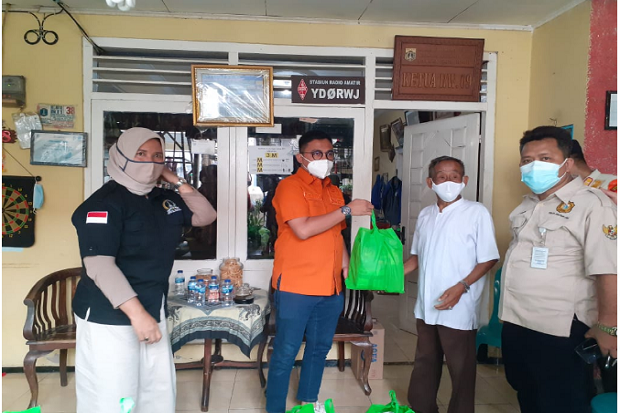 Kunjungi Warga Isoman,...