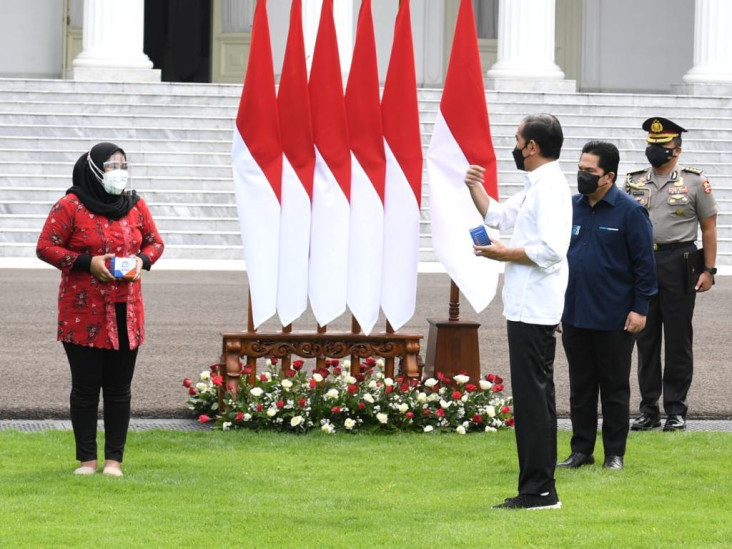 Jokowi Bagikan Obat...