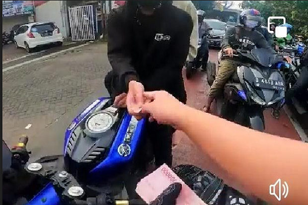 Viral, Youtuber Bagi-bagi...