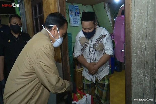 Dadakan Bagikan Sembako...