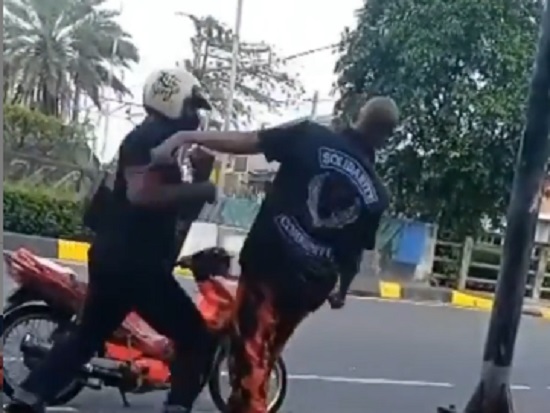 Baku Hantam Satu Lawan...