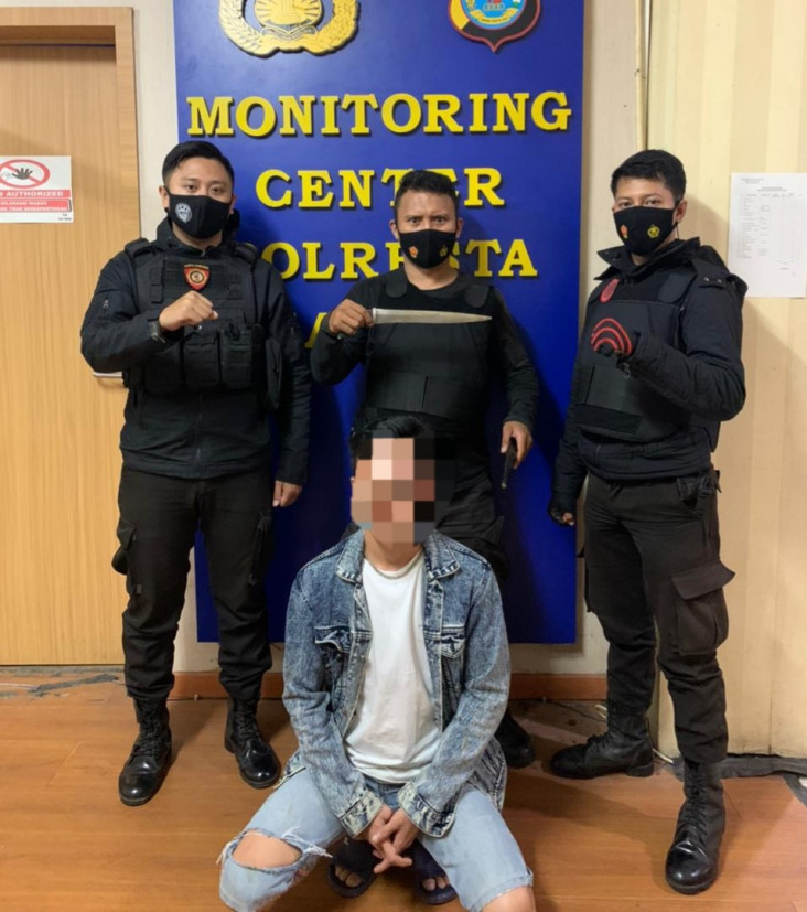 Apes, Kaget Lihat Polisi,...