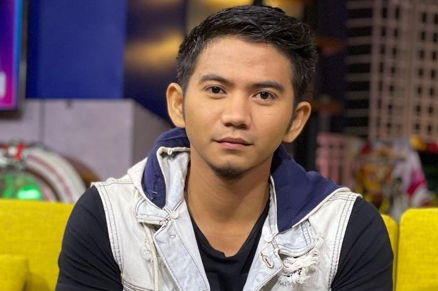 Rizki 2R dan Istri Rayakan...