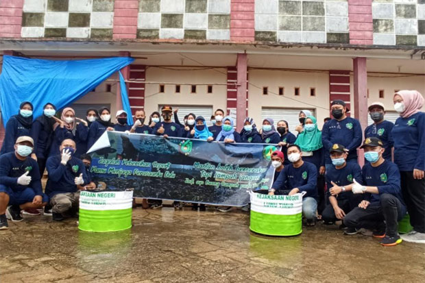 Buang Sampah di Sembarang...