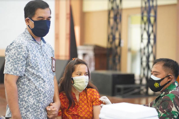 Ratusan Karyawan Semen...
