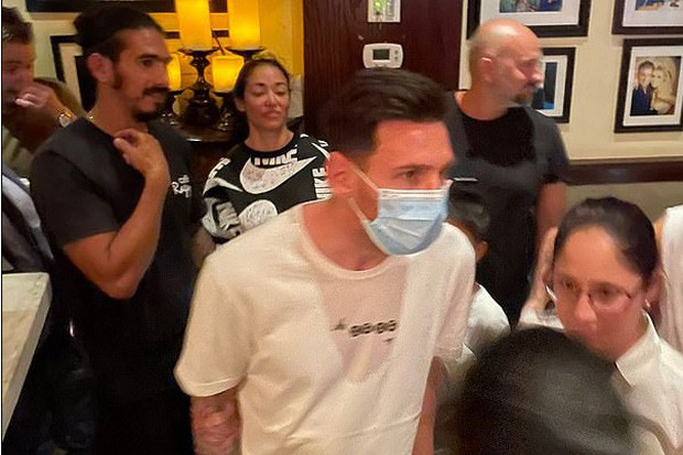 Messi Dikerubungi Penggemar...