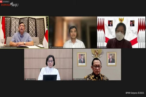 Risma Salurkan Beras...