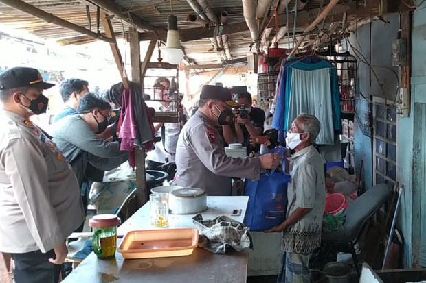 Kunjungi Kampung Pemulung...
