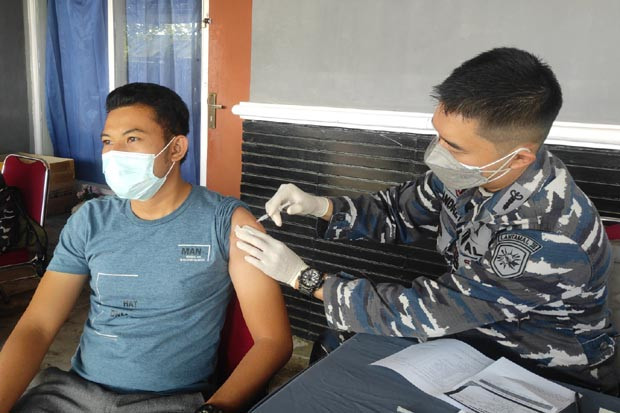 TNI AL Gelar Vaksinasi...