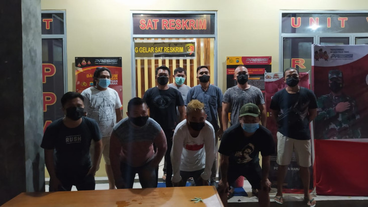 4 Pelaku Penganiayaan...
