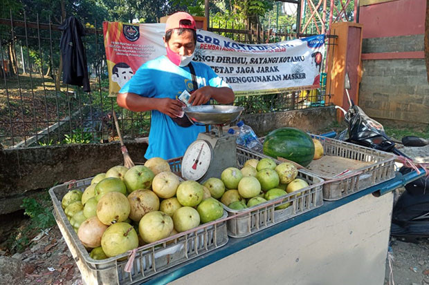 Curhat Pedagang Buah...