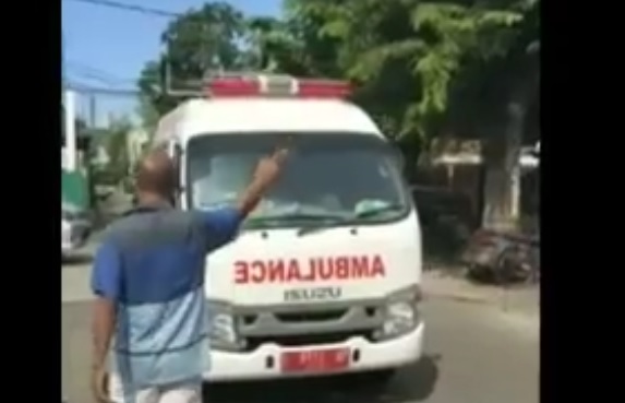 Viral Aksi Berani Camat...